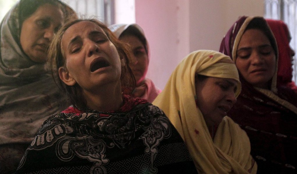 Autoridades paquistanesas fazem operação contra membros de uma facção do Taliban que declarou lealdade ao Estado Islâmico, após o grupo reivindicar responsabilidade por um ataque suicida contra cristãos que deixou ao menos 70 mortos, sendo 29 crianças, no feriado da Páscoa; homem-bomba se explodiu em um parque movimentado na cidade de Lahore, base de poder do premiê Nawaz Shar (Foto: Paulo Emílio) Autoridades paquistanesas fazem operação contra membros de uma facção do Taliban que declarou lealdade ao Estado Islâmico, após o grupo reivindicar responsabilidade por um ataque suicida contra cristãos que deixou ao menos 70 mortos, sendo 29 crianças, no feriado da Páscoa; homem-bomba se explodiu em um parque movimentado na cidade de Lahore, base de poder do premiê Nawaz Shar