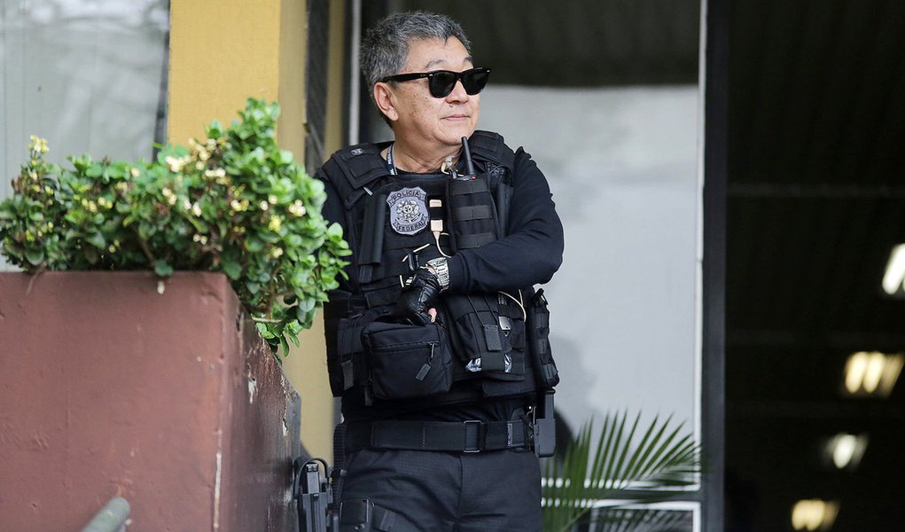 Famoso por participar da prisão de envolvidos na operação Lava Jato, o policial federal Newton Hidenori Ishii, conhecido como o japonês da Federal, pode acabar preso; antes de se tornar um dos ícones contra a corrupção, tendo até mesmo virado máscara de carnaval, ele foi detido em flagrante, em 2003, junto com outros cinco policiais federais por integrar uma organização criminosa acusada de contrabandear mercadorias do Paraguai; o Superior Tribunal Justiça, negou o recurso do japonês da Federal contra a condenação (Foto: Roberta Namour) Famoso por participar da prisão de envolvidos na operação Lava Jato, o policial federal Newton Hidenori Ishii, conhecido como o japonês da Federal, pode acabar preso; antes de se tornar um dos ícones contra a corrupção, tendo até mesmo virado máscara de carnaval, ele foi detido em flagrante, em 2003, junto com outros cinco policiais federais por integrar uma organização criminosa acusada de contrabandear mercadorias do Paraguai; o Superior Tribunal Justiça, negou o recurso do japonês da Federal contra a condenação