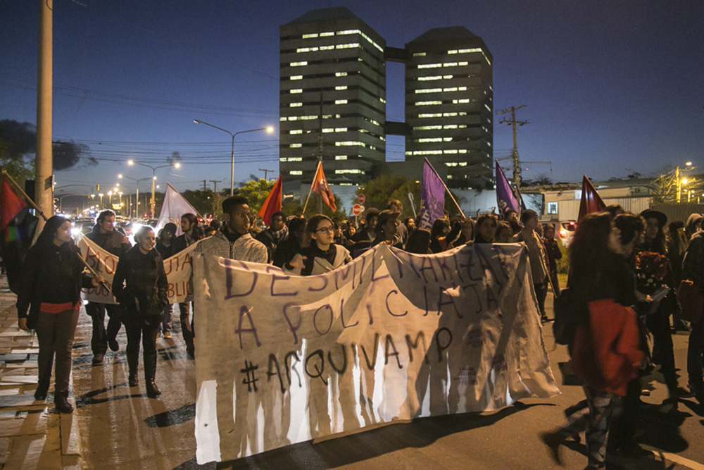 19/07/2016 - PORTO ALEGRE, RS - Ato do Comitê das Escolas Independentes (CEI) pediu o arquivamento das denúncias do Ministério Público. Foto: Guilherme Santos/Sul21 (Foto: Leonardo Lucena) 19/07/2016 - PORTO ALEGRE, RS - Ato do Comitê das Escolas Independentes (CEI) pediu o arquivamento das denúncias do Ministério Público. Foto: Guilherme Santos/Sul21