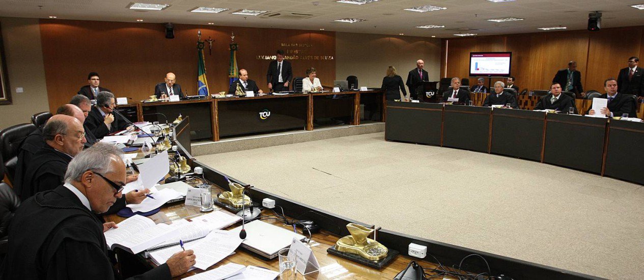 Tribunal de Contas da União (TCU) negou que tenha determinado que o governo federal pagasse o pagamento à vista as chamadas pedaladas fiscais, em referência aos repasses atrasados da União a instituições financeiras para o pagamento de subsídios e benefícios sociais neste ano; "não há qualquer determinação do tribunal para que o pagamento dos recursos referentes às chamadas pedaladas fiscais seja feito em parcela única ou diferido no tempo, disse o TCU por meio de nota; o Ministério Público junto ao TCU apontou a continuidade das pedaladas em 2015, somando R$ 40 bilhões no primeiro semestre (Foto: Paulo Emílio) Tribunal de Contas da União (TCU) negou que tenha determinado que o governo federal pagasse o pagamento à vista as chamadas pedaladas fiscais, em referência aos repasses atrasados da União a instituições financeiras para o pagamento de subsídios e benefícios sociais neste ano; "não há qualquer determinação do tribunal para que o pagamento dos recursos referentes às chamadas pedaladas fiscais seja feito em parcela única ou diferido no tempo, disse o TCU por meio de nota; o Ministério Público junto ao TCU apontou a continuidade das pedaladas em 2015, somando R$ 40 bilhões no primeiro semestre