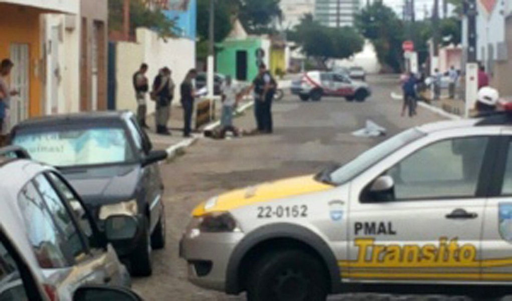 Um morador de rua foi assassinado a tiros, no bairro da Pajuçara, em Maceió; a polícia não tem informações sobre as circunstâncias do crime; a única câmera de segurança localizada em um estabelecimento comercial que fica no entorno do local do crime estava desligada e nenhuma imagem do ocorrido foi gravada (Foto: Voney Malta) Um morador de rua foi assassinado a tiros, no bairro da Pajuçara, em Maceió; a polícia não tem informações sobre as circunstâncias do crime; a única câmera de segurança localizada em um estabelecimento comercial que fica no entorno do local do crime estava desligada e nenhuma imagem do ocorrido foi gravada