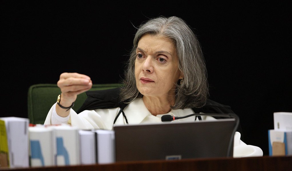 O caso dos juízes que estão processando jornalistas no Paraná, após terem seus salários divulgados em reportagens, mudou o conceito sobre censura judicial no Brasil, opina a ministra Cármen Lúcia, do STF; ela destaca que, até então, a censura judicial tratava-se de liminares concedidas por juízes para impedir a publicação de determinadas notícias; agora, com o novo caso, os juízes passaram para o polo ativo do processo; "Fico preocupada se essas ações buscam criar um lugar no espaço público onde jornalistas não poderiam entrar", afirmou (Foto: Leonardo Lucena) O caso dos juízes que estão processando jornalistas no Paraná, após terem seus salários divulgados em reportagens, mudou o conceito sobre censura judicial no Brasil, opina a ministra Cármen Lúcia, do STF; ela destaca que, até então, a censura judicial tratava-se de liminares concedidas por juízes para impedir a publicação de determinadas notícias; agora, com o novo caso, os juízes passaram para o polo ativo do processo; "Fico preocupada se essas ações buscam criar um lugar no espaço público onde jornalistas não poderiam entrar", afirmou