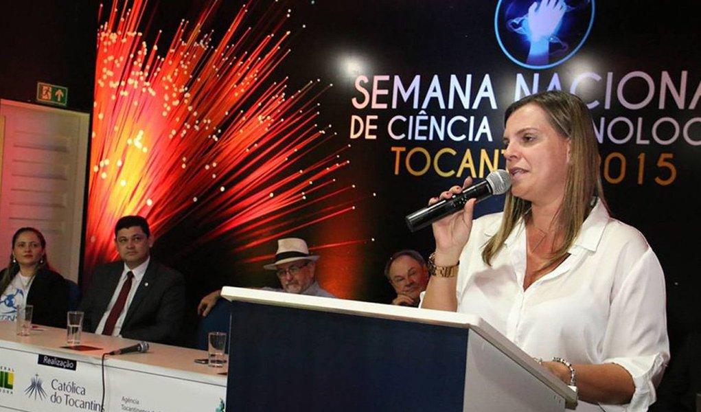 Durante abertura da 12ª Semana Nacional de Ciência e Tecnologia do Tocantins, a vice-governadora do Estado, Cláudia Lelis (PV), destacou a importância de despertar nos jovens tocantinenses o interesse pela pesquisa e pela ciência; "A educação, a ciência e a tecnologia são instrumentos decisivos para implantação de um projeto de desenvolvimento social que contribua para redução da desigualdade social", afirmou Claudia Lelis; "Mesmo sendo um ano com poucos recursos, o Governo do Tocantins está investindo em pesquisa e inovação", lembrou o presidente da Agência Tocantinense de Ciência, Tecnologia e Inovação, George Brito (Foto: Aquiles Lins) Durante abertura da 12ª Semana Nacional de Ciência e Tecnologia do Tocantins, a vice-governadora do Estado, Cláudia Lelis (PV), destacou a importância de despertar nos jovens tocantinenses o interesse pela pesquisa e pela ciência; "A educação, a ciência e a tecnologia são instrumentos decisivos para implantação de um projeto de desenvolvimento social que contribua para redução da desigualdade social", afirmou Claudia Lelis; "Mesmo sendo um ano com poucos recursos, o Governo do Tocantins está investindo em pesquisa e inovação", lembrou o presidente da Agência Tocantinense de Ciência, Tecnologia e Inovação, George Brito