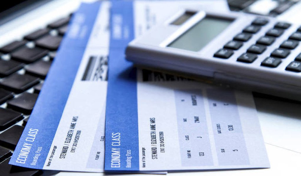 Comprar passagens online se tornou uma das principais alternativas para quem busca economizar e o algoritmo criado pela plataforma PassagensAéreas.com.br promete encontrar os bilhetes mais baratos das principais e companhias aéreas do mundo com até 65% de desconto; "O algoritmo permite que passagens aéreas nacionais e internacionais com o máximo de desconto sejam encontradas, garantindo uma viagem mais econômica", diz Patrick Nogueira, CEO da startup (Foto: Paulo Emílio) Comprar passagens online se tornou uma das principais alternativas para quem busca economizar e o algoritmo criado pela plataforma PassagensAéreas.com.br promete encontrar os bilhetes mais baratos das principais e companhias aéreas do mundo com até 65% de desconto; "O algoritmo permite que passagens aéreas nacionais e internacionais com o máximo de desconto sejam encontradas, garantindo uma viagem mais econômica", diz Patrick Nogueira, CEO da startup