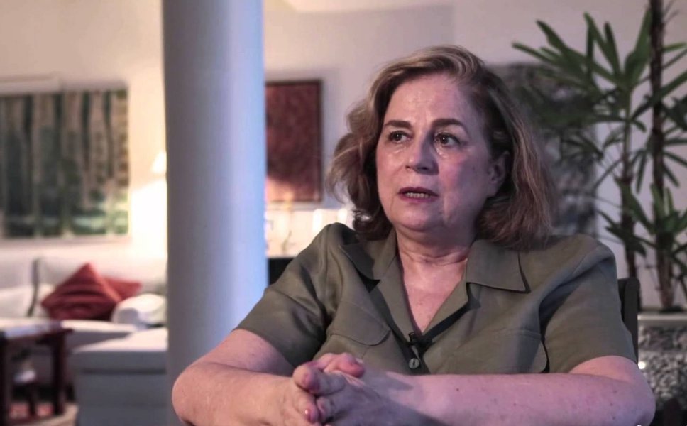 Em artigo no seu blog, a jornalista Hildegard Angel compara o momento atual do Brasil ao golpe de 1964, que "dilacerou" sua família; "Há cheiro de 1964 no ar. Não apenas no Brasil, mas também nas vizinhanças. Acho então que é chegada a hora de dar o meu depoimento. Dizer a vocês, jovens de 20, 30, 40 anos de meu Brasil, o que é de fato uma ditadura. Se a Ditadura Militar tivesse sido contada na escola, como são a Inconfidência Mineira e outros episódios pontuais de usurpação da liberdade em nosso país, eu não estaria me vendo hoje obrigada a passar sal em minhas tão raladas feridas, que jamais pararam de sangrar", escreve Hildegard (Foto: Romulo Faro) Em artigo no seu blog, a jornalista Hildegard Angel compara o momento atual do Brasil ao golpe de 1964, que "dilacerou" sua família; "Há cheiro de 1964 no ar. Não apenas no Brasil, mas também nas vizinhanças. Acho então que é chegada a hora de dar o meu depoimento. Dizer a vocês, jovens de 20, 30, 40 anos de meu Brasil, o que é de fato uma ditadura. Se a Ditadura Militar tivesse sido contada na escola, como são a Inconfidência Mineira e outros episódios pontuais de usurpação da liberdade em nosso país, eu não estaria me vendo hoje obrigada a passar sal em minhas tão raladas feridas, que jamais pararam de sangrar", escreve Hildegard
