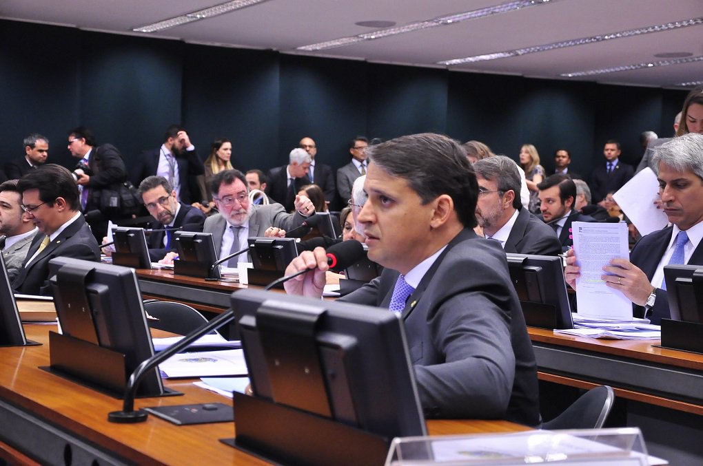 O deputado federal Thiago Peixoto (PSD) se manifestou em suas redes sociais para informar que votará a favor do pacote que contém as 10 metidas contra a corrupção; "Sou a favor das 10 medidas contra a corrupção. A votação está marcada para a semana que vem. Assim, todo deputado terá tempo suficiente para conhecer melhor o texto"; nesta semana, o parlamentar ganhou destaque ao ser um dos únicos a defender o Uber em discussão de um projeto que pretende barrar o aplicativo de transporte; posicionamento de Thiago automaticamente joga responsabilidade para os outros deputados federais goianos que ainda não se manifestaram sobre o pacote anticorrupção (Foto: José Barbacena) O deputado federal Thiago Peixoto (PSD) se manifestou em suas redes sociais para informar que votará a favor do pacote que contém as 10 metidas contra a corrupção; "Sou a favor das 10 medidas contra a corrupção. A votação está marcada para a semana que vem. Assim, todo deputado terá tempo suficiente para conhecer melhor o texto"; nesta semana, o parlamentar ganhou destaque ao ser um dos únicos a defender o Uber em discussão de um projeto que pretende barrar o aplicativo de transporte; posicionamento de Thiago automaticamente joga responsabilidade para os outros deputados federais goianos que ainda não se manifestaram sobre o pacote anticorrupção