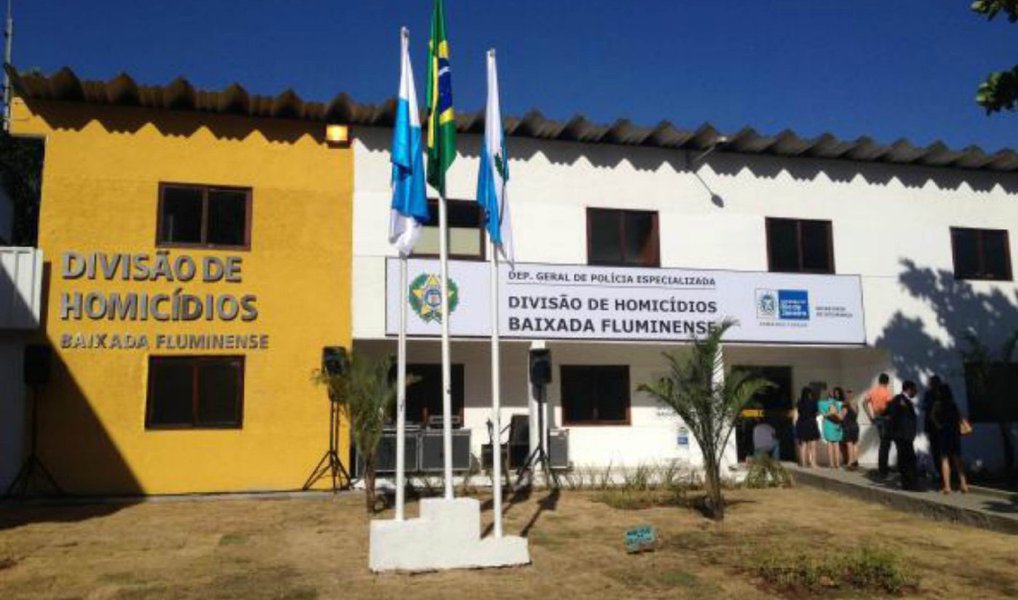Equipes da Divisão de Homicídios da Baixada Fluminense (DHBF) fizeram uma perícia no carro que pode ser o que foi utilizado pelos suspeitos que mataram a médica Gisele Palhares Gouveia na Linha Vermelha, na Zona Norte do Rio, no dia 26 de junho; o veículo tinha a sigla com iniciais de uma facção criminosa pichado em vários locais; o laudo da necropsia comprovou que a médica morreu com um tiro na cabeça; a médica morreu na divisa entre Pavuna e São João de Meriti, na Baixada Fluminense (Foto: Leonardo Lucena) Equipes da Divisão de Homicídios da Baixada Fluminense (DHBF) fizeram uma perícia no carro que pode ser o que foi utilizado pelos suspeitos que mataram a médica Gisele Palhares Gouveia na Linha Vermelha, na Zona Norte do Rio, no dia 26 de junho; o veículo tinha a sigla com iniciais de uma facção criminosa pichado em vários locais; o laudo da necropsia comprovou que a médica morreu com um tiro na cabeça; a médica morreu na divisa entre Pavuna e São João de Meriti, na Baixada Fluminense