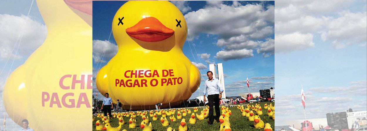No dia em que o PMDB rompeu com o governo da presidente Dilma Rousseff, a Federação das Indústrias do Estado de São Paulo (Fiesp), presidida por Paulo Skaf, instalou um pato gigante e 5 mil patinhos no gramado do Congresso Nacional, em ato pelo impeachment; para Skaf, o pato, da campanha "Chega de pagar o pato", representa o sentimento da sociedade (Foto: Gisele Federicce) No dia em que o PMDB rompeu com o governo da presidente Dilma Rousseff, a Federação das Indústrias do Estado de São Paulo (Fiesp), presidida por Paulo Skaf, instalou um pato gigante e 5 mil patinhos no gramado do Congresso Nacional, em ato pelo impeachment; para Skaf, o pato, da campanha "Chega de pagar o pato", representa o sentimento da sociedade