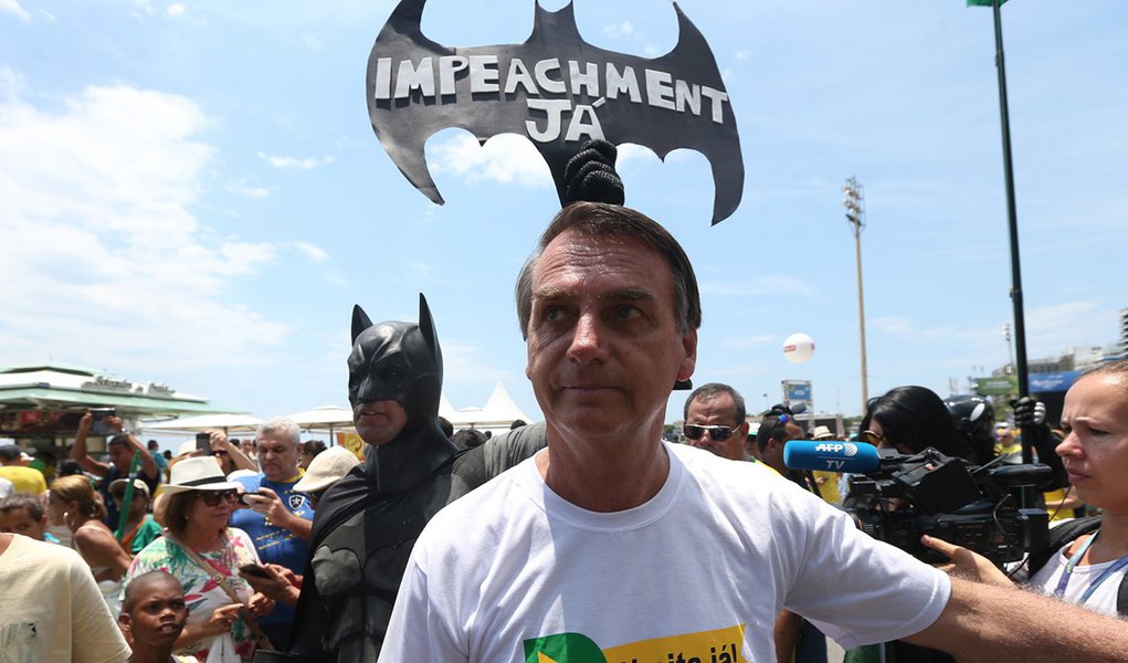 Instalado ao lado do aliado Silas Malafaia em um carro de som, o deputado federal Jair Bolsonaro (PSC-RJ) deu um show de xingamentos contra a presidente Dilma Rousseff e fez insinuações homofóbicas contra a presidente; "Um recado para a anta Dilma Rousseff: dá tempo ainda de sair daqui e depois contar historinha de que foram exilados. Fidel Castro te espera de braços abertos, Dilma. Eu só não sei quem vai carregar quem no colo no quarto nupcial", disse Bolsonaro, durante os protestos desse domingo, 13; assista ao vídeo (Foto: Aquiles Lins) Instalado ao lado do aliado Silas Malafaia em um carro de som, o deputado federal Jair Bolsonaro (PSC-RJ) deu um show de xingamentos contra a presidente Dilma Rousseff e fez insinuações homofóbicas contra a presidente; "Um recado para a anta Dilma Rousseff: dá tempo ainda de sair daqui e depois contar historinha de que foram exilados. Fidel Castro te espera de braços abertos, Dilma. Eu só não sei quem vai carregar quem no colo no quarto nupcial", disse Bolsonaro, durante os protestos desse domingo, 13; assista ao vídeo