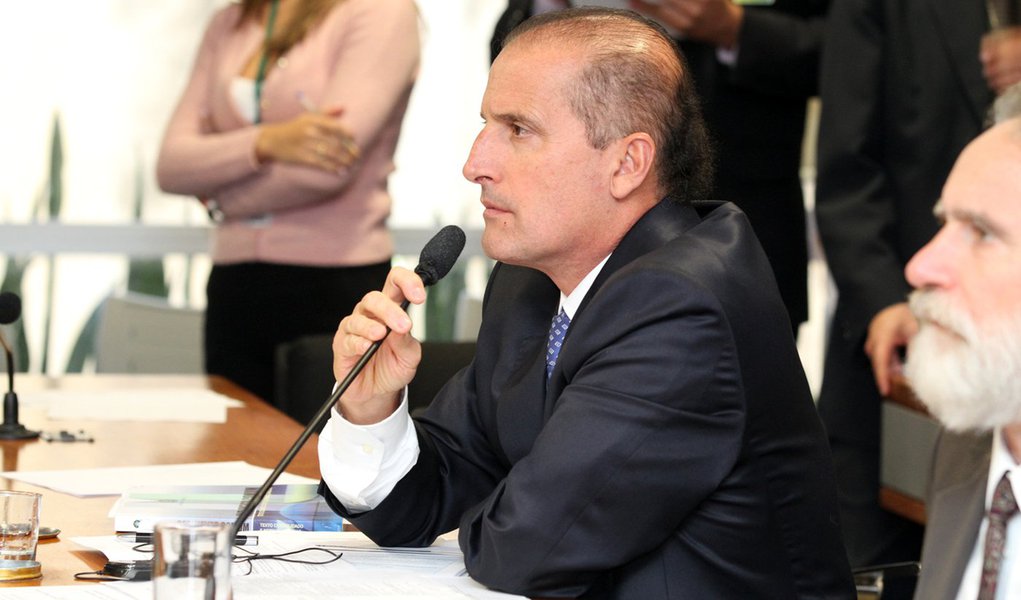 Projeto de lei relatado pelo deputado Onyx Lorenzoni (DEM-RS) que torna crime a prática de caixa 2 pode abrir brechas que beneficiariam quem já cometeu a infração; projeto prevê pena de dois a cinco anos para quem movimentar ou gastar recursos paralelamente à legislação eleitoral; "A aplicação na Lava Jato é duvidosa e nebulosa, mas como a pena vai ser menor que a pena de corrupção, é muito melhor dizer ao juiz que a prática foi de caixa 2, e não de corrupção", disse o advogado Antonio Figueiredo Basto, especialista em delações premiadas; presidente da Câmara, Rodrigo Maia (DEM-RJ), quer votar o texto em plenário até o dia 9 de dezembro (Foto: Aquiles Lins) Projeto de lei relatado pelo deputado Onyx Lorenzoni (DEM-RS) que torna crime a prática de caixa 2 pode abrir brechas que beneficiariam quem já cometeu a infração; projeto prevê pena de dois a cinco anos para quem movimentar ou gastar recursos paralelamente à legislação eleitoral; "A aplicação na Lava Jato é duvidosa e nebulosa, mas como a pena vai ser menor que a pena de corrupção, é muito melhor dizer ao juiz que a prática foi de caixa 2, e não de corrupção", disse o advogado Antonio Figueiredo Basto, especialista em delações premiadas; presidente da Câmara, Rodrigo Maia (DEM-RJ), quer votar o texto em plenário até o dia 9 de dezembro