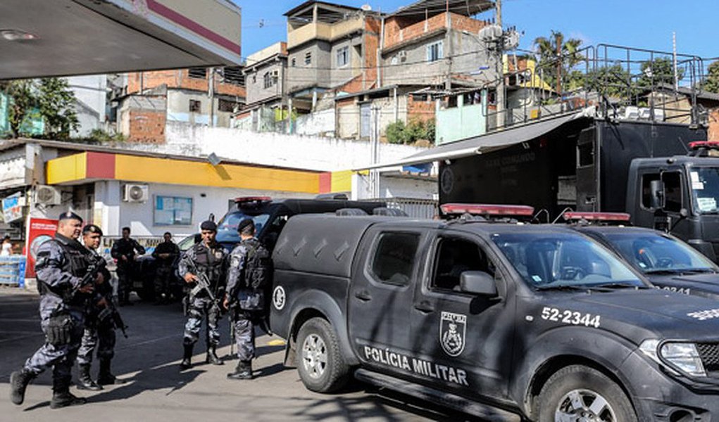 Policiais civis fazem uma operação contra a venda de drogas e roubos cometidos por quadrilhas de seis comunidades da zona norte do Rio de Janeiro; a ação busca cumprir 41 mandados de prisão preventiva nos morros do Juramento, Urubu, Macacos, Primavera e Jorge Turco, além do Complexo da Pedreira (Foto: Leonardo Lucena) Policiais civis fazem uma operação contra a venda de drogas e roubos cometidos por quadrilhas de seis comunidades da zona norte do Rio de Janeiro; a ação busca cumprir 41 mandados de prisão preventiva nos morros do Juramento, Urubu, Macacos, Primavera e Jorge Turco, além do Complexo da Pedreira
