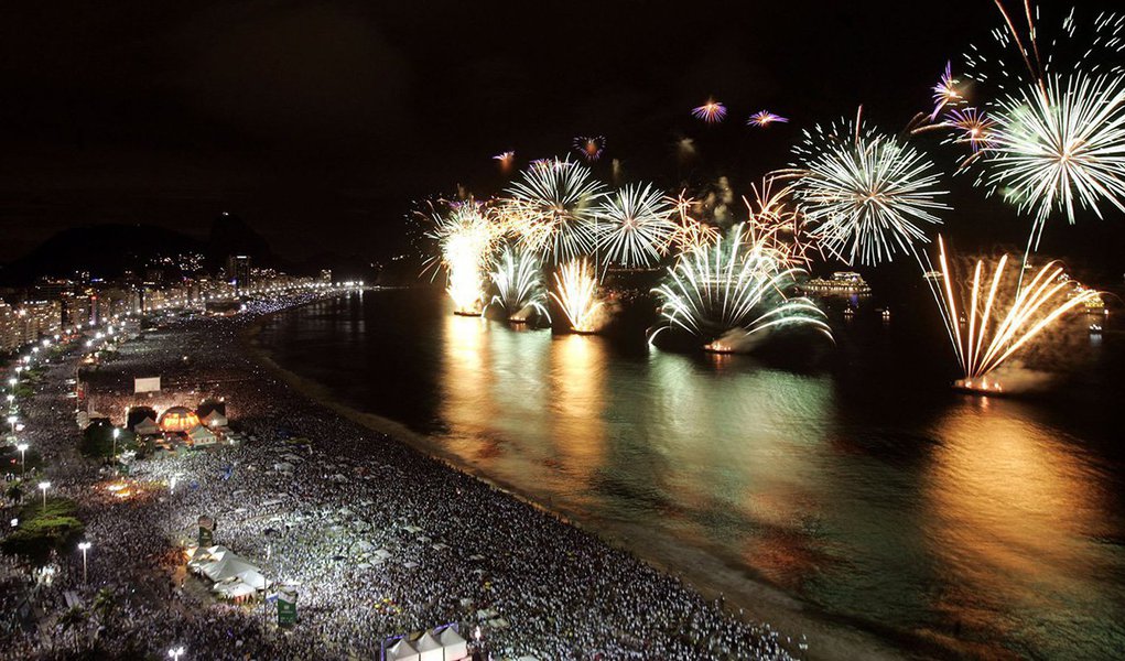 Teve início nesta segunda-feira (7) a venda de bilhetes para aqueles que têm interesse em usar os serviços do metrô para assistir a queima de fogos em Copacabana, durante a virada do ano; os bilhetes especiais começaram a ser comercializados, e cada cliente tem direito a comprar dez unidades; seis estações estão realizando a venda das entradas especiais: Pavuna, Uruguai, Carioca, Glória e Siqueira Campos, das 9h às 21h; além da estação da Central, das 10h às 21h; os bilhetes estarão à venda até o dia 25 de dezembro (Foto: Leonardo Lucena) Teve início nesta segunda-feira (7) a venda de bilhetes para aqueles que têm interesse em usar os serviços do metrô para assistir a queima de fogos em Copacabana, durante a virada do ano; os bilhetes especiais começaram a ser comercializados, e cada cliente tem direito a comprar dez unidades; seis estações estão realizando a venda das entradas especiais: Pavuna, Uruguai, Carioca, Glória e Siqueira Campos, das 9h às 21h; além da estação da Central, das 10h às 21h; os bilhetes estarão à venda até o dia 25 de dezembro