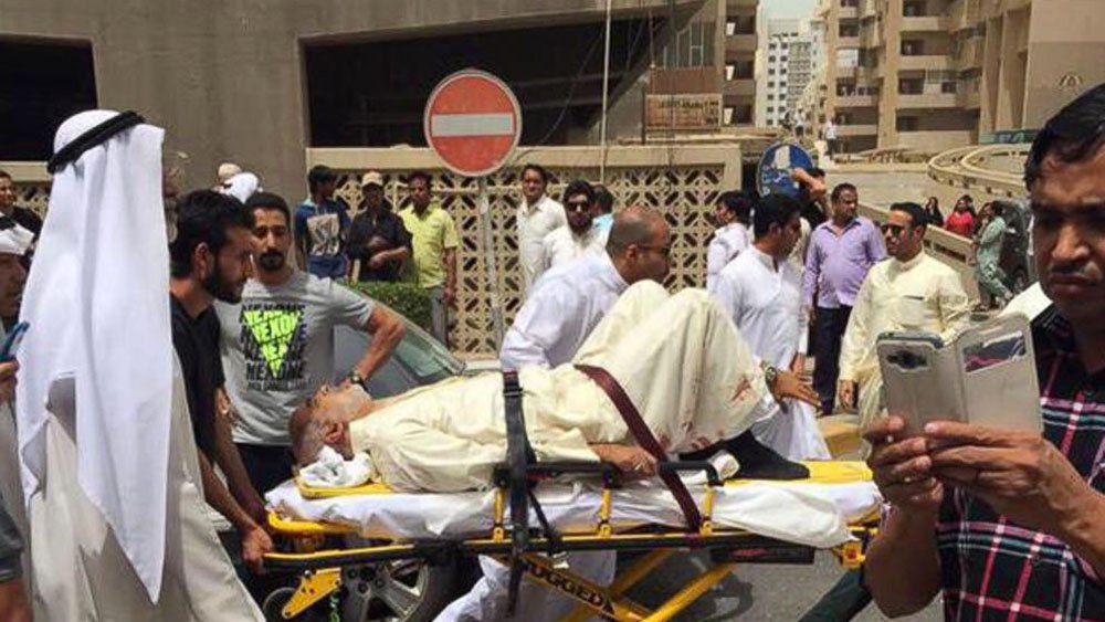 O ataque reivindicado pelo grupo Estado Islâmico (EI) feito nesta sexta-feira, 26, contra uma mesquita xiita na capital do Kuwait matou 25 pessoas, segundo dados atualizados pelo Ministério do Interior; em um comunicado divulgado pela agência de notícias oficial Kuna, a pasta informou que há 202 pessoas feridas; os últimos números, divulgados pelos serviços de emergência da capital do Kuwait, apontavam para 13 mortos após o atentado (Foto: Aquiles Lins) O ataque reivindicado pelo grupo Estado Islâmico (EI) feito nesta sexta-feira, 26, contra uma mesquita xiita na capital do Kuwait matou 25 pessoas, segundo dados atualizados pelo Ministério do Interior; em um comunicado divulgado pela agência de notícias oficial Kuna, a pasta informou que há 202 pessoas feridas; os últimos números, divulgados pelos serviços de emergência da capital do Kuwait, apontavam para 13 mortos após o atentado