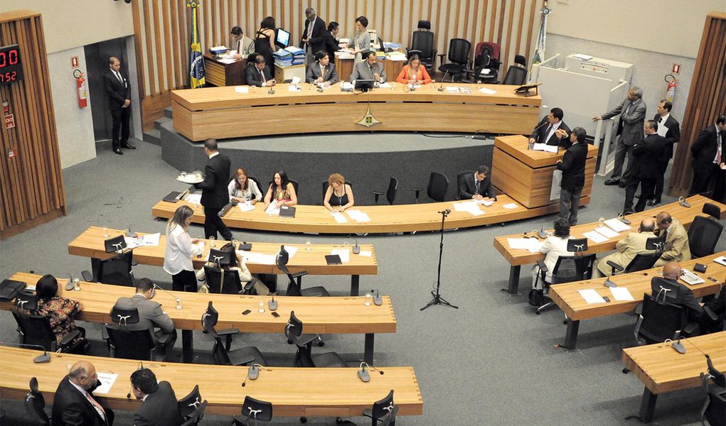 Aprovada pela Câmara Legislativa, a Lei de Diretrizes Orçamentárias (LDO) para o ano de 2016 prevê que o governo terá orçamento total de R$ 29,9 bilhões; o recurso é R$ 500 milhões maior em comparação ao exercício de 2015; o projeto original recebeu 156 emendas dos deputados distritais, sendo 126 acatadas; a previsão para investimentos em todas as áreas é de R$ 1,4 bilhão; o valor está dentro da média dos últimos anos (Foto: Leonardo Lucena) Aprovada pela Câmara Legislativa, a Lei de Diretrizes Orçamentárias (LDO) para o ano de 2016 prevê que o governo terá orçamento total de R$ 29,9 bilhões; o recurso é R$ 500 milhões maior em comparação ao exercício de 2015; o projeto original recebeu 156 emendas dos deputados distritais, sendo 126 acatadas; a previsão para investimentos em todas as áreas é de R$ 1,4 bilhão; o valor está dentro da média dos últimos anos