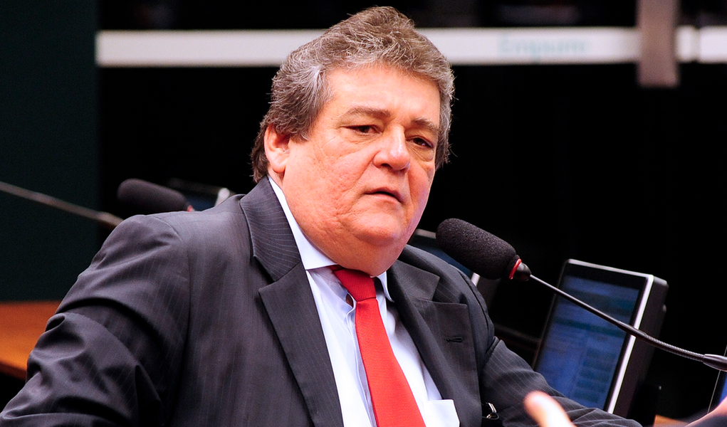Deputado federal e um dos vice-líderes do governo na Câmara, Silvio Costa (PSC-PE) defende que a base aliada da presidente Dilma Rousseff mude de postura, partindo para o enfrentamento, seja aos partidos da oposição ou ao presidente da Casa, Eduardo Cunha (PMDB-RJ), descrito por ele como de um "estilo ditatorial, imperial"; Costa foi o autor de um discurso imperdível, de grande repercussão no País essa semana, no qual fez duras críticas à oposição e ao PSDB de Aécio Neves; "A marca da oposição é a marca da incoerência", ressaltou ele em entrevista ao 247; "Este discurso da oposição não consegue chegar aos corações das pessoas, ao contrário do presidente Lula", acrescentou (Foto: Gisele Federicce) Deputado federal e um dos vice-líderes do governo na Câmara, Silvio Costa (PSC-PE) defende que a base aliada da presidente Dilma Rousseff mude de postura, partindo para o enfrentamento, seja aos partidos da oposição ou ao presidente da Casa, Eduardo Cunha (PMDB-RJ), descrito por ele como de um "estilo ditatorial, imperial"; Costa foi o autor de um discurso imperdível, de grande repercussão no País essa semana, no qual fez duras críticas à oposição e ao PSDB de Aécio Neves; "A marca da oposição é a marca da incoerência", ressaltou ele em entrevista ao 247; "Este discurso da oposição não consegue chegar aos corações das pessoas, ao contrário do presidente Lula", acrescentou