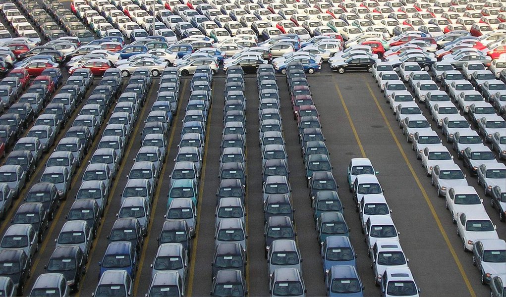 Segundo dado da Federação Nacional de Distribuição de Veículos Automotores (Fenabrave), as vendas de veículos novos no Brasil caíram 19,36% em junho, em comparação com o mesmo período do ano passado; no último mês, foram vendidos 212.526 mil unidades; a Fenabrave reduziu as previsões de vendas para o acumulado de 2015 (Foto: Aquiles Lins) Segundo dado da Federação Nacional de Distribuição de Veículos Automotores (Fenabrave), as vendas de veículos novos no Brasil caíram 19,36% em junho, em comparação com o mesmo período do ano passado; no último mês, foram vendidos 212.526 mil unidades; a Fenabrave reduziu as previsões de vendas para o acumulado de 2015