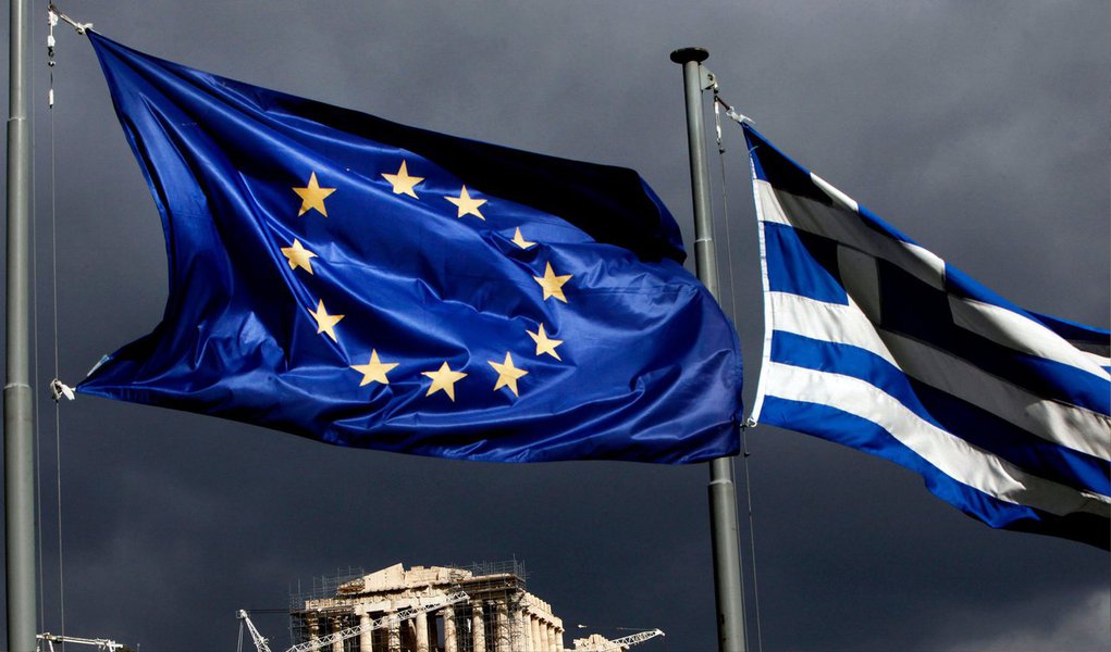 O Eurogrupo recusou-se hoje (27) a estender o programa de resgate grego, que termina na próxima terça-feira (30), prolongando o impasse nas negociações entre a Grécia e os credores, que se arrastam desde fevereiro, quando o programa de resgate ganhou prazo até junho. A situação agora se agrava pelo anúncio de um referendo pelo governo grego; além de terminar o programa de resgate, na próxima terça-feira (30), expira o prazo para a Grécia pagar a parcela de quase 1,6 bilhão de euros ao FMI (Foto: Romulo Faro) O Eurogrupo recusou-se hoje (27) a estender o programa de resgate grego, que termina na próxima terça-feira (30), prolongando o impasse nas negociações entre a Grécia e os credores, que se arrastam desde fevereiro, quando o programa de resgate ganhou prazo até junho. A situação agora se agrava pelo anúncio de um referendo pelo governo grego; além de terminar o programa de resgate, na próxima terça-feira (30), expira o prazo para a Grécia pagar a parcela de quase 1,6 bilhão de euros ao FMI