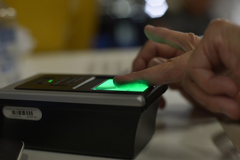Assim como Maracanaú, os eleitores dos municípios de Iguatu, Quixelô, Milagres, Abaiara e Crato já estão sendo convocados, desde o último dia 16 de junho, para fazer o recadastramento biométrico obrigatório. Outros quatro municípios, Ubajara, no dia 30/6, Ibiapina (1/7), Limoeiro do Norte (3/7) e Camocim (16/7) são os próximos a implementar o recadastramento obrigatório. Além desses, mais 86 municípios iniciarão, no segundo semestre deste ano, a identificação biométrica dos eleitores, em caráter ordinário (não obrigatório) (Foto: Renata Paiva) Assim como Maracanaú, os eleitores dos municípios de Iguatu, Quixelô, Milagres, Abaiara e Crato já estão sendo convocados, desde o último dia 16 de junho, para fazer o recadastramento biométrico obrigatório. Outros quatro municípios, Ubajara, no dia 30/6, Ibiapina (1/7), Limoeiro do Norte (3/7) e Camocim (16/7) são os próximos a implementar o recadastramento obrigatório. Além desses, mais 86 municípios iniciarão, no segundo semestre deste ano, a identificação biométrica dos eleitores, em caráter ordinário (não obrigatório)