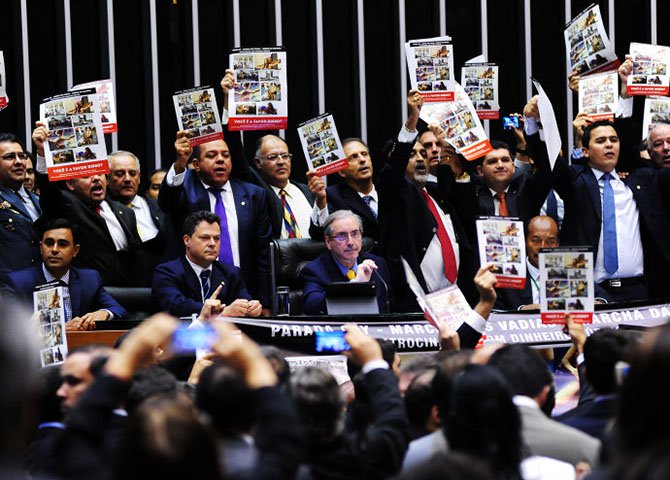 O objetivo dessa turma é outro: não é ganhar as almas para Jesus Cristo. É ganhar os votos de eleitores incautos, que confundem o mundo profano da política com o mundo sagrado da Bíblia (Foto: Michel Zaidan) O objetivo dessa turma é outro: não é ganhar as almas para Jesus Cristo. É ganhar os votos de eleitores incautos, que confundem o mundo profano da política com o mundo sagrado da Bíblia