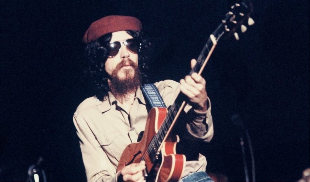 Se ainda estivesse vivo, o cantor e compositor Raul Seixas (1945-1989) estaria completando neste 28 de junho 70 anos de idade e entrando assim numa etapa da vida em que já encontram – ou estão em vias de ingressar – vários contemporâneos seus, igualmente ídolos da música popular brasileira; como nos versos de um de seus primeiros sucessos, poderia continuar sendo "uma metamorfose ambulante", sem ter "aquela velha opinião formada sobre tudo"; ou então, contradizendo o que pregava para si mesmo na letra de outra canção, Ouro de Tolo, estar sentado "no trono de um apartamento, com a boca escancarada cheia de dentes, esperando a morte chegar" (Foto: Romulo Faro) Se ainda estivesse vivo, o cantor e compositor Raul Seixas (1945-1989) estaria completando neste 28 de junho 70 anos de idade e entrando assim numa etapa da vida em que já encontram – ou estão em vias de ingressar – vários contemporâneos seus, igualmente ídolos da música popular brasileira; como nos versos de um de seus primeiros sucessos, poderia continuar sendo "uma metamorfose ambulante", sem ter "aquela velha opinião formada sobre tudo"; ou então, contradizendo o que pregava para si mesmo na letra de outra canção, Ouro de Tolo, estar sentado "no trono de um apartamento, com a boca escancarada cheia de dentes, esperando a morte chegar"