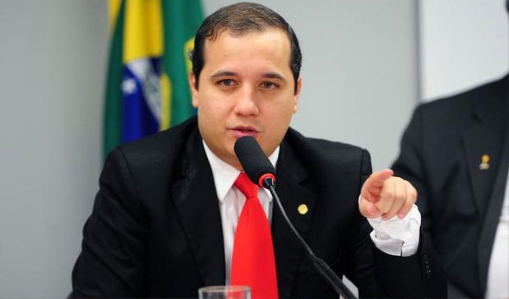 O deputado federal Valadares Filho (PSB) anunciou nesta quarta (1º) que mudará seu voto na nova análise sobre a redução da maioridade penal pela Câmara; segundo ele, a nova emenda suprime pontos polêmicos da proposta anterior e estabelece a diminuição da idade penal de 18 anos para 16 anos somente em crimes hediondos; "Com esse novo texto voto favorável a redução da maioridade penal por se tratar apenas de crimes contra a vida. Entendo também que essa discussão não se encerra com a mudança. É preciso enfrentar as causas da violência. E esse enfrentamento passa por reformas no sistema educacional, de internação de jovens infratores e de um novo modelo de sistema prisional", disse (Foto: Valter Lima) O deputado federal Valadares Filho (PSB) anunciou nesta quarta (1º) que mudará seu voto na nova análise sobre a redução da maioridade penal pela Câmara; segundo ele, a nova emenda suprime pontos polêmicos da proposta anterior e estabelece a diminuição da idade penal de 18 anos para 16 anos somente em crimes hediondos; "Com esse novo texto voto favorável a redução da maioridade penal por se tratar apenas de crimes contra a vida. Entendo também que essa discussão não se encerra com a mudança. É preciso enfrentar as causas da violência. E esse enfrentamento passa por reformas no sistema educacional, de internação de jovens infratores e de um novo modelo de sistema prisional", disse