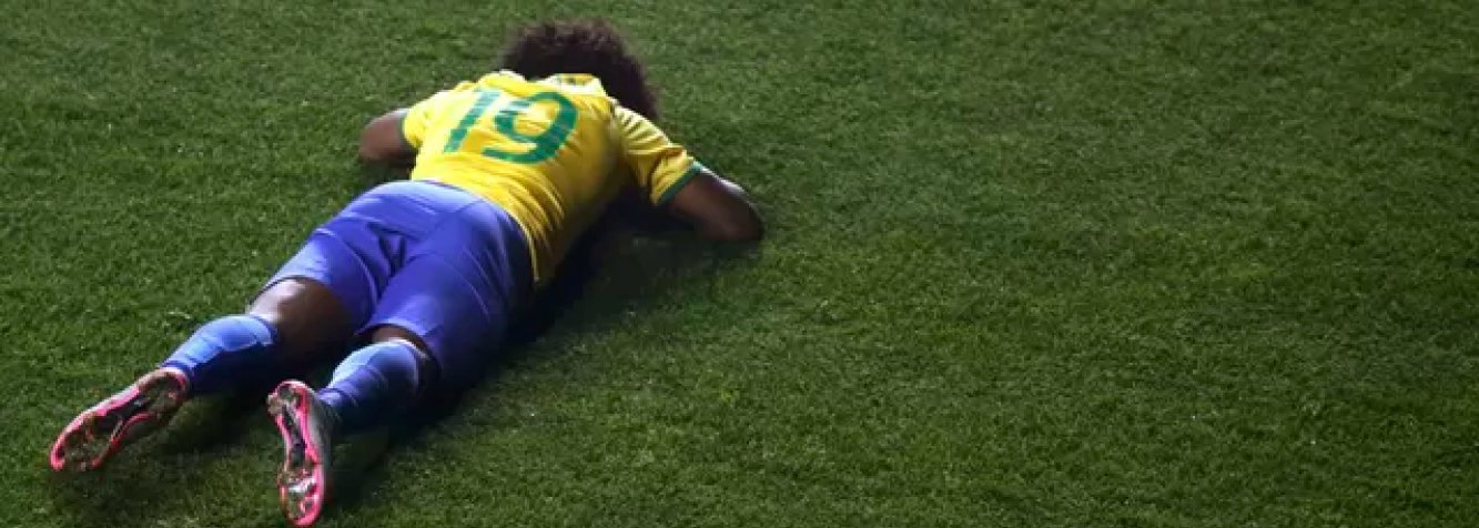 O fantasma de 2011 voltou a assombrar a seleção brasileira; assim como na Copa América passada, o Brasil foi eliminado pelo Paraguai nas quartas de final na decisão por pênaltis; depois de um empate por 1 a 1 no tempo normal, o time de Dunga foi derrotado por 4 a 3; Everton Ribeiro e Douglas Costa chutaram para fora e desperdiçaram suas cobranças (Foto: Romulo Faro) O fantasma de 2011 voltou a assombrar a seleção brasileira; assim como na Copa América passada, o Brasil foi eliminado pelo Paraguai nas quartas de final na decisão por pênaltis; depois de um empate por 1 a 1 no tempo normal, o time de Dunga foi derrotado por 4 a 3; Everton Ribeiro e Douglas Costa chutaram para fora e desperdiçaram suas cobranças