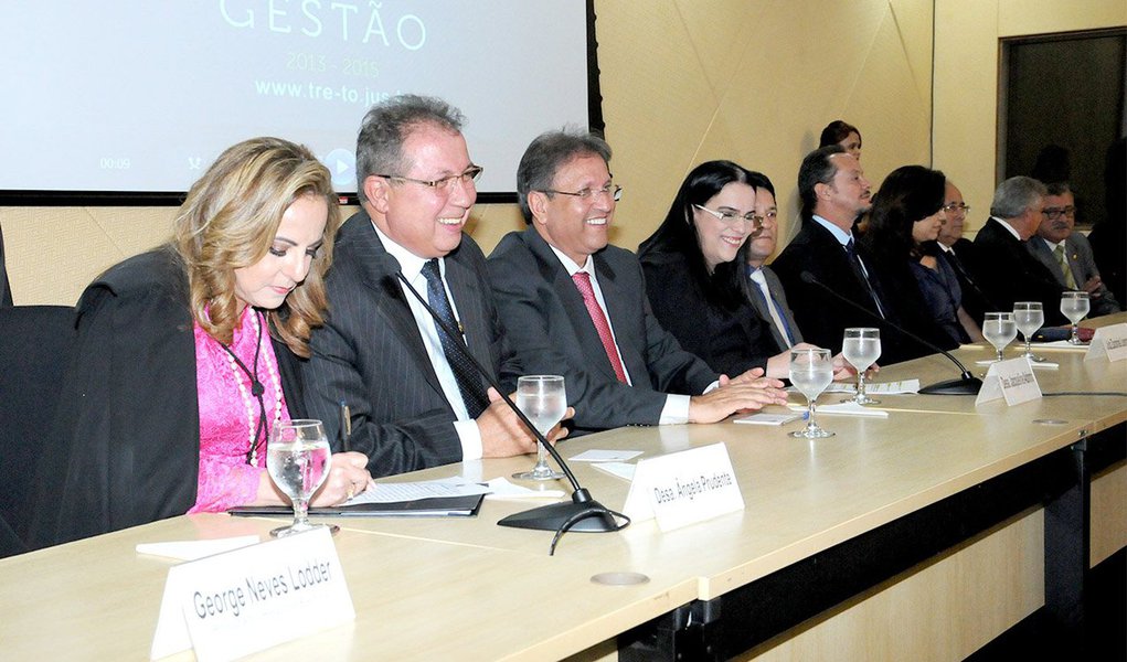 Em solenidade prestigiada por diversas autoridades estaduais, a desembargadora Ângela Prudente assumiu a presidência do Tribunal Regional Eleitoral do Tocantins, para o biênio 2015-2017; vice-presidência e corregedoria-geral ficaram com a desembargadora Jacqueline Adorno; entre as metas da nova presidente, está a biometrização em 100% nas 12 zonas eleitorais do Tocantins, estabelecidas pelo Tribunal Superior Eleitoral; "Chego a essa Corte com a missão de conduzir o processo eleitoral pelos próximos dois anos. Assumo ciente de que este Tribunal tem como missão discutir com legitimidade os processos eleitorais", destacou; presente na solenidade, governador Marcelo Miranda (PMDB) reforçou a parceria do Executivo com todos os poderes (Foto: Aquiles Lins) Em solenidade prestigiada por diversas autoridades estaduais, a desembargadora Ângela Prudente assumiu a presidência do Tribunal Regional Eleitoral do Tocantins, para o biênio 2015-2017; vice-presidência e corregedoria-geral ficaram com a desembargadora Jacqueline Adorno; entre as metas da nova presidente, está a biometrização em 100% nas 12 zonas eleitorais do Tocantins, estabelecidas pelo Tribunal Superior Eleitoral; "Chego a essa Corte com a missão de conduzir o processo eleitoral pelos próximos dois anos. Assumo ciente de que este Tribunal tem como missão discutir com legitimidade os processos eleitorais", destacou; presente na solenidade, governador Marcelo Miranda (PMDB) reforçou a parceria do Executivo com todos os poderes
