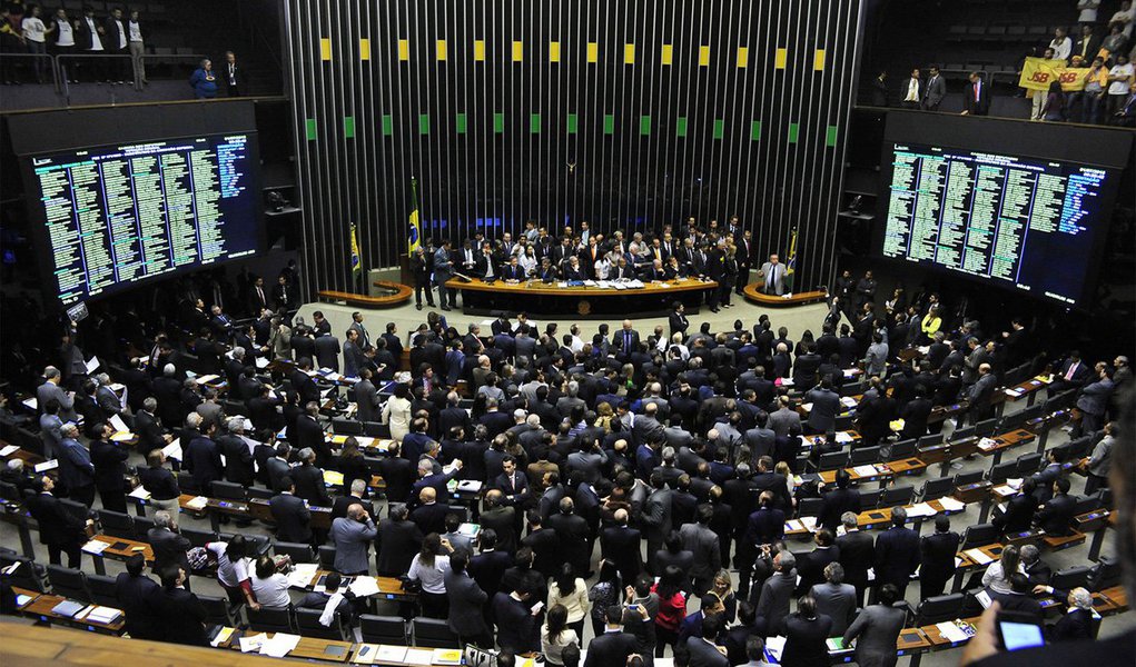 Os nove deputados federais de Alagoas ficaram divididos na votação da Proposta de Emenda à Constituição (PEC) que buscava alterar a maioridade penal de 18 para 16 anos de idade, em caso de crimes hediondos; cinco votaram pela mudança, quatro disseram não; “Na Câmara, as situações estão muito à direta ou à esquerda. Há um debate de extremos. A discussão sobre a redução da maioridade penal está sendo contaminada também por uma campanha da imprensa. Não acredito que a redução da maioridade penal vai resolver a situação da insegurança pública que atinge o Brasil hoje. É algo muito maior e que precisa de um debate mais amplo”, explicou o líder da bancada federal de Alagoas, Ronaldo Lessa (Foto: Voney Malta) Os nove deputados federais de Alagoas ficaram divididos na votação da Proposta de Emenda à Constituição (PEC) que buscava alterar a maioridade penal de 18 para 16 anos de idade, em caso de crimes hediondos; cinco votaram pela mudança, quatro disseram não; “Na Câmara, as situações estão muito à direta ou à esquerda. Há um debate de extremos. A discussão sobre a redução da maioridade penal está sendo contaminada também por uma campanha da imprensa. Não acredito que a redução da maioridade penal vai resolver a situação da insegurança pública que atinge o Brasil hoje. É algo muito maior e que precisa de um debate mais amplo”, explicou o líder da bancada federal de Alagoas, Ronaldo Lessa