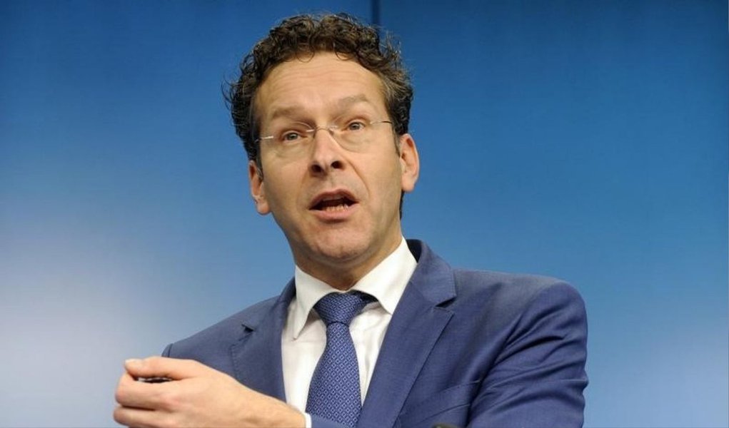A decisão da Grécia de convocar um referendo sobre as demandas de seus credores não a isenta de pagar suas dívidas, disse o presidente do grupo dos ministros das Finanças da zona do euro, Jeroen Dijsselbloem, neste sábado; "É responsabilidade do governo grego em cumprir com as suas obrigações, primeiramente com o FMI", disse ele (Foto: Leonardo Attuch) A decisão da Grécia de convocar um referendo sobre as demandas de seus credores não a isenta de pagar suas dívidas, disse o presidente do grupo dos ministros das Finanças da zona do euro, Jeroen Dijsselbloem, neste sábado; "É responsabilidade do governo grego em cumprir com as suas obrigações, primeiramente com o FMI", disse ele