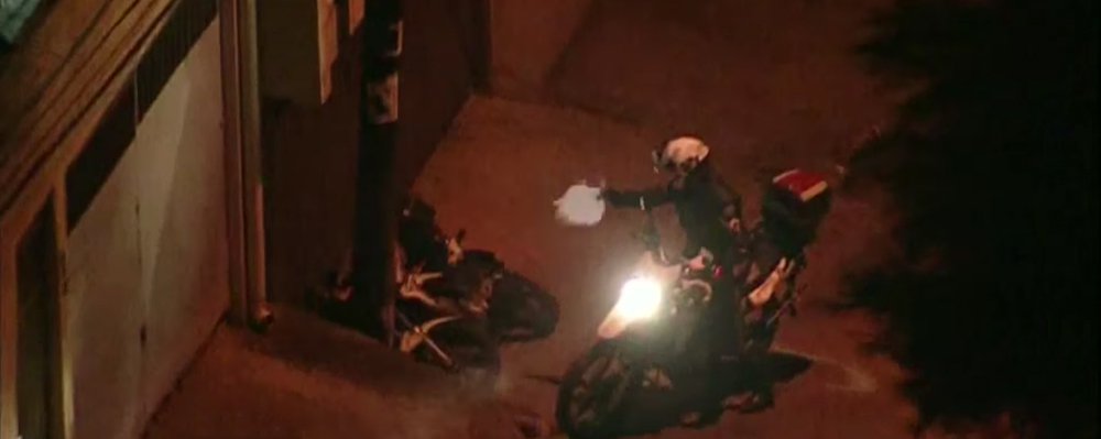 A Polícia Militar prendeu de forma administrativa o policial que disparou vários tiros de pistola contra dois jovens, de 16 e 17 anos, após uma perseguição pelas ruas do bairro Jardim São Luís, em São Paulo; disparos foram efetuados após os jovens terem caído da moto que haviam roubado momentos antes; perseguição e os tiros foram filmados por um helicóptero da imprensa que acompanhou a ocorrência; caso será investigado pela Polícia Civil, Polícia Militar e também pela Corregedoria (Foto: Paulo Emílio) A Polícia Militar prendeu de forma administrativa o policial que disparou vários tiros de pistola contra dois jovens, de 16 e 17 anos, após uma perseguição pelas ruas do bairro Jardim São Luís, em São Paulo; disparos foram efetuados após os jovens terem caído da moto que haviam roubado momentos antes; perseguição e os tiros foram filmados por um helicóptero da imprensa que acompanhou a ocorrência; caso será investigado pela Polícia Civil, Polícia Militar e também pela Corregedoria
