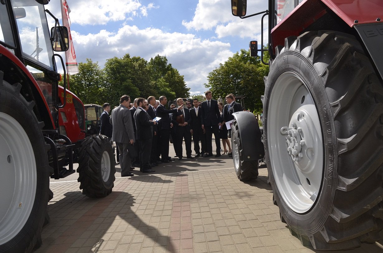 Comitiva goiana chefiada por vice-governador José Eliton formalizou negociações que viabilizam instalação de uma unidade industrial da MTZ-Belarus, maior fabricante de tratores e colheitadeiras do Leste Europeu; empresa também produz equipamentos agrícolas e exporta para mais de 125 países; dirigentes da fábrica virão a Goiás nos próximos meses para acertar protocolo de intenções e analisar áreas de instalação da unidade; conquista é resultado de missões anteriores empreendidas pelo governador Marconi Perillo (Foto: José Barbacena) Comitiva goiana chefiada por vice-governador José Eliton formalizou negociações que viabilizam instalação de uma unidade industrial da MTZ-Belarus, maior fabricante de tratores e colheitadeiras do Leste Europeu; empresa também produz equipamentos agrícolas e exporta para mais de 125 países; dirigentes da fábrica virão a Goiás nos próximos meses para acertar protocolo de intenções e analisar áreas de instalação da unidade; conquista é resultado de missões anteriores empreendidas pelo governador Marconi Perillo