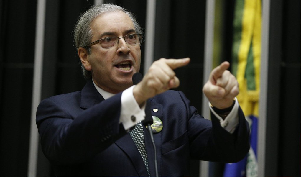 Cresce, entre deputados, a prática de apresentar íntegra de emendas elaboradas por empresas; o procedimento é considerado legítimo no Congresso, mas tem sido alvo de críticas de especialistas, por ter sido intensificado e feito sem critérios desde que Eduardo Cunha (PMDB-RJ) assumiu a presidência da Câmara; atuações ficaram claras nas votações dos projetos de lei sobre a terceirização e o fim das desonerações; deputados têm aproveitado textos literais enviados por empresas em seus projetos, sem análise, e muitos já começam a serem chamados de "office boys" ou "laranjas" da iniciativa privada (Foto: Aquiles Lins) Cresce, entre deputados, a prática de apresentar íntegra de emendas elaboradas por empresas; o procedimento é considerado legítimo no Congresso, mas tem sido alvo de críticas de especialistas, por ter sido intensificado e feito sem critérios desde que Eduardo Cunha (PMDB-RJ) assumiu a presidência da Câmara; atuações ficaram claras nas votações dos projetos de lei sobre a terceirização e o fim das desonerações; deputados têm aproveitado textos literais enviados por empresas em seus projetos, sem análise, e muitos já começam a serem chamados de "office boys" ou "laranjas" da iniciativa privada