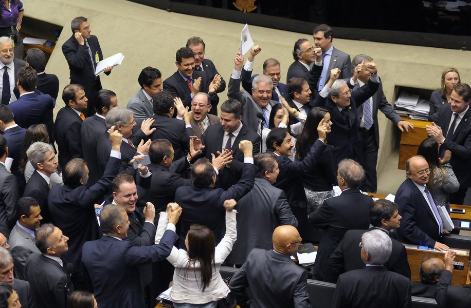 Aprovada por 206 votos a 179, a medida que estende o reajuste do salário mínimo para a aposentadoria dividiu a bancada cearense na Câmara Federal. Nove deputados votaram a favor e sete foram contra a aprovação da medida. Confira como ficou a votação entre os representantes do estado (Foto: Rodrigo Rocha) Aprovada por 206 votos a 179, a medida que estende o reajuste do salário mínimo para a aposentadoria dividiu a bancada cearense na Câmara Federal. Nove deputados votaram a favor e sete foram contra a aprovação da medida. Confira como ficou a votação entre os representantes do estado