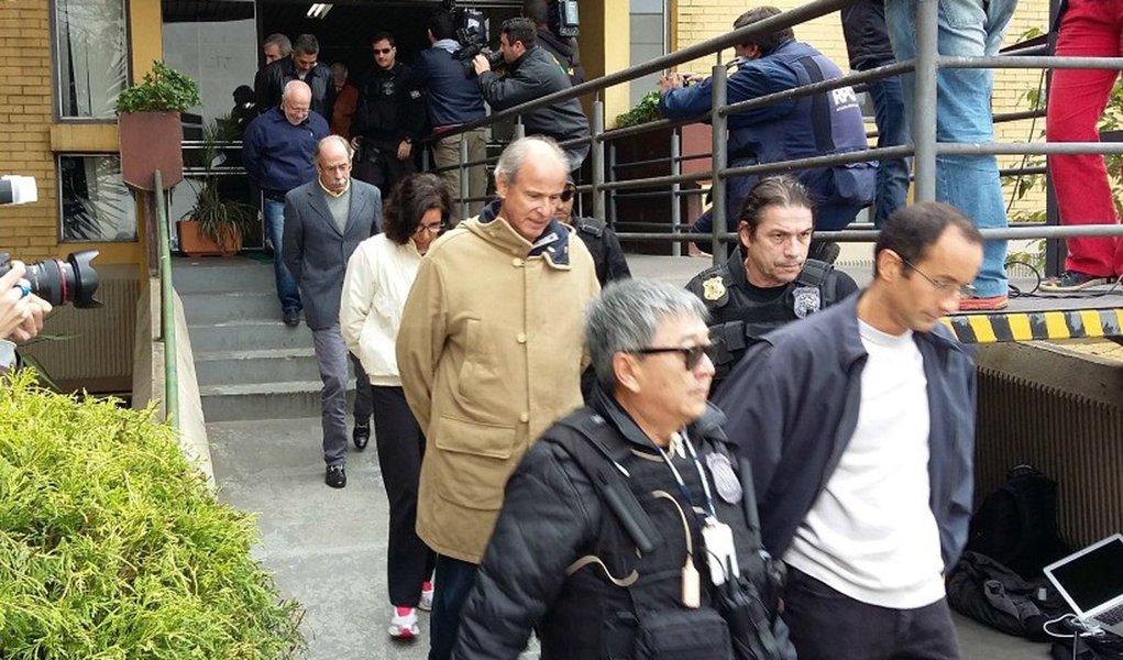 Newton Ishii (de óculos na foto), que atua na operação Lava Jato acompanhando presos como o presidente da Odebrecht, Marcelo Odebrecht, foi preso pelos próprios companheiros da PF em 2003, na Operação Sucuri, suspeito de integrar quadrilha de contrabando na fronteira do Brasil com o Paraguai; acusado de corrupção, chegou a ser expulso da corporação, mas conseguiu depois ser reintegrado; ele responde hoje a processos criminal e civil, além de uma sindicância (Foto: Aquiles Lins) www.brasil247.com - Newton Ishii (de óculos na foto), que atua na operação Lava Jato acompanhando presos como o presidente da Odebrecht, Marcelo Odebrecht, foi preso pelos próprios companheiros da PF em 2003, na Operação Sucuri, suspeito de integrar quadrilha de contrabando na fronteira do Brasil com o Paraguai; acusado de corrupção, chegou a ser expulso da corporação, mas conseguiu depois ser reintegrado; ele responde hoje a processos criminal e civil, além de uma sindicância