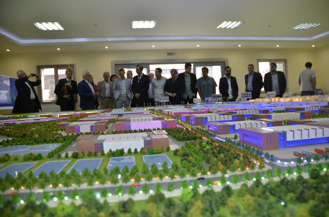 Vice-governador foi especialmente convidado para ver de perto a cidade para 25 mil habitantes que está sendo construída em plena floresta, nas proximidades do aeroporto de Minsk, com ênfase na atração de corporações dedicadas aos ramos de alta tecnologia; investimentos podem chegar a US$ 5 bilhões e tudo estará pronto até 2020; ao estilo de Brasília, o projeto arquitetônico apresentado aos goianos prevê zonas de produção, serviços, comércio; administração, finanças; habitação e lazer (Foto: José Barbacena) Vice-governador foi especialmente convidado para ver de perto a cidade para 25 mil habitantes que está sendo construída em plena floresta, nas proximidades do aeroporto de Minsk, com ênfase na atração de corporações dedicadas aos ramos de alta tecnologia; investimentos podem chegar a US$ 5 bilhões e tudo estará pronto até 2020; ao estilo de Brasília, o projeto arquitetônico apresentado aos goianos prevê zonas de produção, serviços, comércio; administração, finanças; habitação e lazer