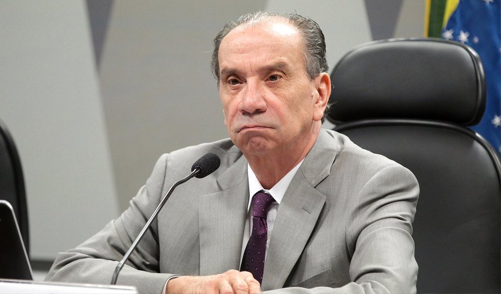 Repasse de R$ 300 mil do empresário Ricardo Pessoa, da UTC, ao senador tucano em 2010 não consta no site do tribunal eleitoral, aponta o Jornal do Brasil; segundo a revista Veja, Aloysio Nunes teria recebido oficialmente R$ 300 mil e outros R$ 200 mil em dinheiro vivo, segundo delação do empreiteiro (Foto: Gisele Federicce) Repasse de R$ 300 mil do empresário Ricardo Pessoa, da UTC, ao senador tucano em 2010 não consta no site do tribunal eleitoral, aponta o Jornal do Brasil; segundo a revista Veja, Aloysio Nunes teria recebido oficialmente R$ 300 mil e outros R$ 200 mil em dinheiro vivo, segundo delação do empreiteiro