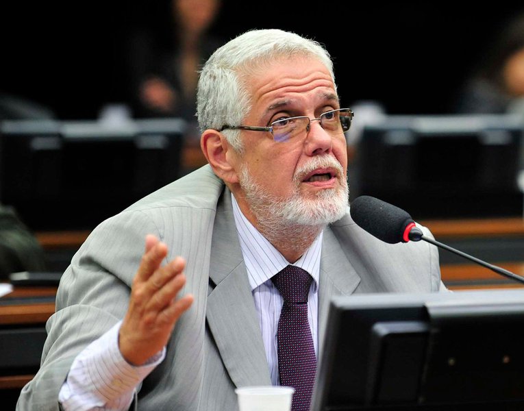 Deputado Jorge Solla (PT-BA) aconselhou a presidente Dilma Rousseff nesta terça a romper a aliança com o PMDB; em discurso no plenário da Câmara, ele lamentou que na votação da redução da maioridade penal os líderes do PMDB "mais uma vez tenham agido na contramão" das articulações realizadas por membros do governo; "Estava em curso uma negociação com o PSDB para uma proposta alternativa à redução da maioridade, que poderia ter dado bons frutos, mas Eduardo Cunha entrou em cena, ameaçou o PSDB e trouxe os tucanos na gaiola para uma posição mais retrógrada, mais prejudicial à sociedade" (Foto: Romulo Faro) Deputado Jorge Solla (PT-BA) aconselhou a presidente Dilma Rousseff nesta terça a romper a aliança com o PMDB; em discurso no plenário da Câmara, ele lamentou que na votação da redução da maioridade penal os líderes do PMDB "mais uma vez tenham agido na contramão" das articulações realizadas por membros do governo; "Estava em curso uma negociação com o PSDB para uma proposta alternativa à redução da maioridade, que poderia ter dado bons frutos, mas Eduardo Cunha entrou em cena, ameaçou o PSDB e trouxe os tucanos na gaiola para uma posição mais retrógrada, mais prejudicial à sociedade"