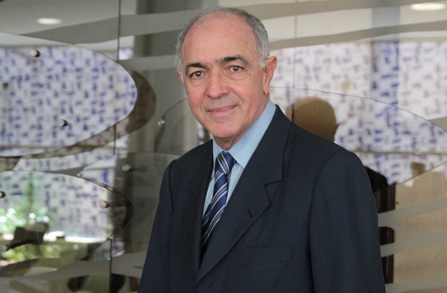 "Conseguimos evitar a demissão de milhares de trabalhadores no Nordeste e, principalmente, na Bahia, com o acordo que prorroga o contrato da Chesf com a indústria eletrointensiva nordestina até 2037", comemora o presidente do DEM na Bahia, deputado federal José Carlos Aleluia; ele diz que 'lutou muito', segundo sua assessoria, para que "o impasse criado pela presidente Dilma Rousseff terminasse em final feliz" (Foto: Romulo Faro) "Conseguimos evitar a demissão de milhares de trabalhadores no Nordeste e, principalmente, na Bahia, com o acordo que prorroga o contrato da Chesf com a indústria eletrointensiva nordestina até 2037", comemora o presidente do DEM na Bahia, deputado federal José Carlos Aleluia; ele diz que 'lutou muito', segundo sua assessoria, para que "o impasse criado pela presidente Dilma Rousseff terminasse em final feliz"
