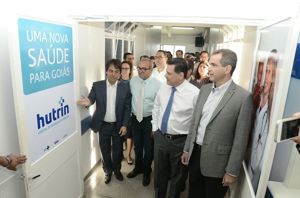 Governador inaugurou nesta quarta-feira a reforma e ampliação do Hospital de Urgências de Trindade (Hutrin) e também autorizou implantação de 10 leitos de UTI na unidade e disponibilizou tendas, instaladas no pátio da unidade, para atendimento aos romeiros da romaria do Divino Pai Eterno; unidade de saúde segue o modelo de gestão por Organização Social que transformou a saúde estadual em referência no País
(Foto: José Barbacena) Governador inaugurou nesta quarta-feira a reforma e ampliação do Hospital de Urgências de Trindade (Hutrin) e também autorizou implantação de 10 leitos de UTI na unidade e disponibilizou tendas, instaladas no pátio da unidade, para atendimento aos romeiros da romaria do Divino Pai Eterno; unidade de saúde segue o modelo de gestão por Organização Social que transformou a saúde estadual em referência no País