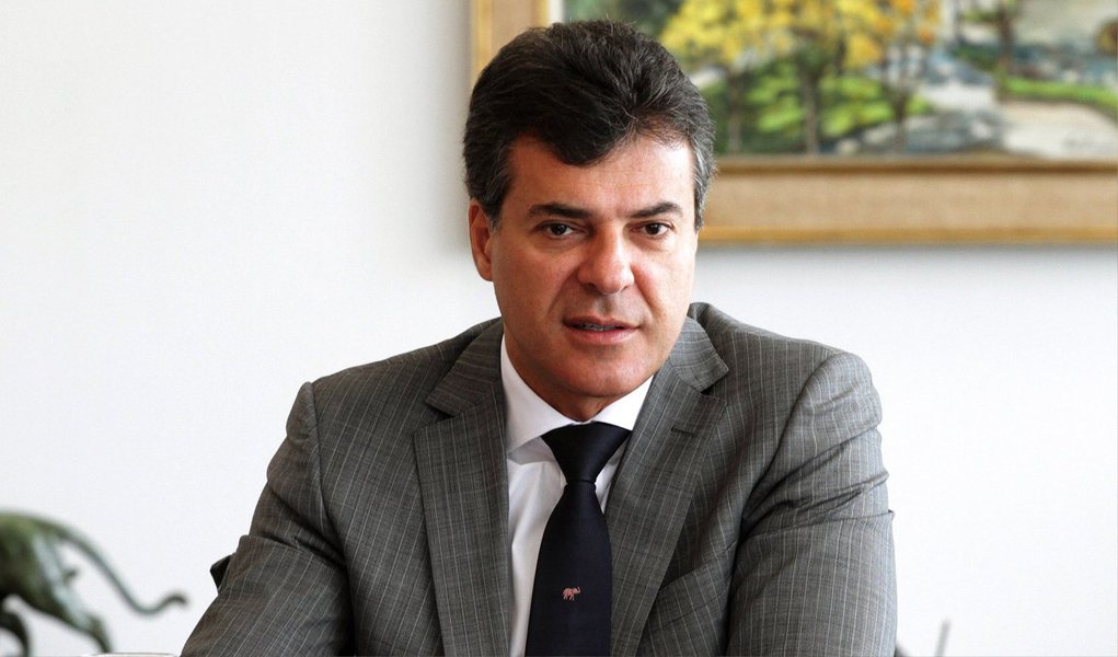 Ministério Público do Paraná desqualificou as declarações feitas pelo governador do Estado, Beto Richa (PSDB), de que manifestantes black blocs teriam começado o confronto com a polícia que resultou no massacre que deixou mais de duzentas pessoas feridas no final de abril; de acordo com os promotores, "nem mesmo algum dos mais de 1.600 policiais militares conseguiram identificar nenhum ativista do movimento Black Bloc" infiltrado entre os manifestantes; em diversas ocasiões, Richa insinuou que os "black blocs" teriam sido convocados para provocar o confronto e criar um fato político negativo contra a sua administração (Foto: Paulo Emílio) Ministério Público do Paraná desqualificou as declarações feitas pelo governador do Estado, Beto Richa (PSDB), de que manifestantes black blocs teriam começado o confronto com a polícia que resultou no massacre que deixou mais de duzentas pessoas feridas no final de abril; de acordo com os promotores, "nem mesmo algum dos mais de 1.600 policiais militares conseguiram identificar nenhum ativista do movimento Black Bloc" infiltrado entre os manifestantes; em diversas ocasiões, Richa insinuou que os "black blocs" teriam sido convocados para provocar o confronto e criar um fato político negativo contra a sua administração