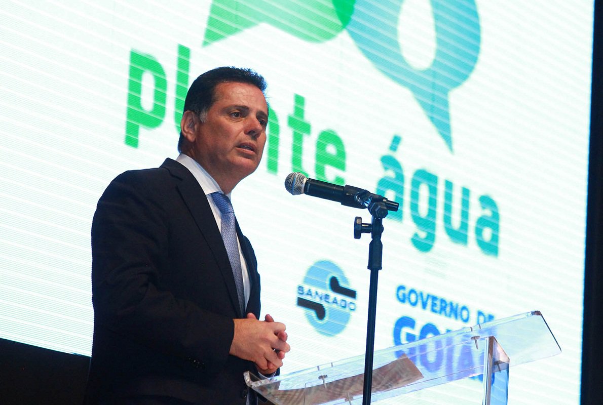Governador ressaltou que a transformação será realizada com auxílio da secretária estadual de Educação, Raquel Teixeira, e que estuda transferir a gestão das unidades escolares para Organizações Sociais (OSs), estabelecer Parcerias Público-Privadas (PPPs) e ampliar o número de colégios militares; “Vamos procurar modelos múltiplos que nos assegurem a condição de darmos saltos na Educação”; "Minha única preocupação é essa, mudar conceitualmente para melhor. É que o estudante pobre estude numa escola com a qualidade da escola de rico sem pagar nada. Não muda nada em relação a gastos e a pessoas", disse Marconi Perillo (Foto: José Barbacena) Governador ressaltou que a transformação será realizada com auxílio da secretária estadual de Educação, Raquel Teixeira, e que estuda transferir a gestão das unidades escolares para Organizações Sociais (OSs), estabelecer Parcerias Público-Privadas (PPPs) e ampliar o número de colégios militares; “Vamos procurar modelos múltiplos que nos assegurem a condição de darmos saltos na Educação”; "Minha única preocupação é essa, mudar conceitualmente para melhor. É que o estudante pobre estude numa escola com a qualidade da escola de rico sem pagar nada. Não muda nada em relação a gastos e a pessoas", disse Marconi Perillo