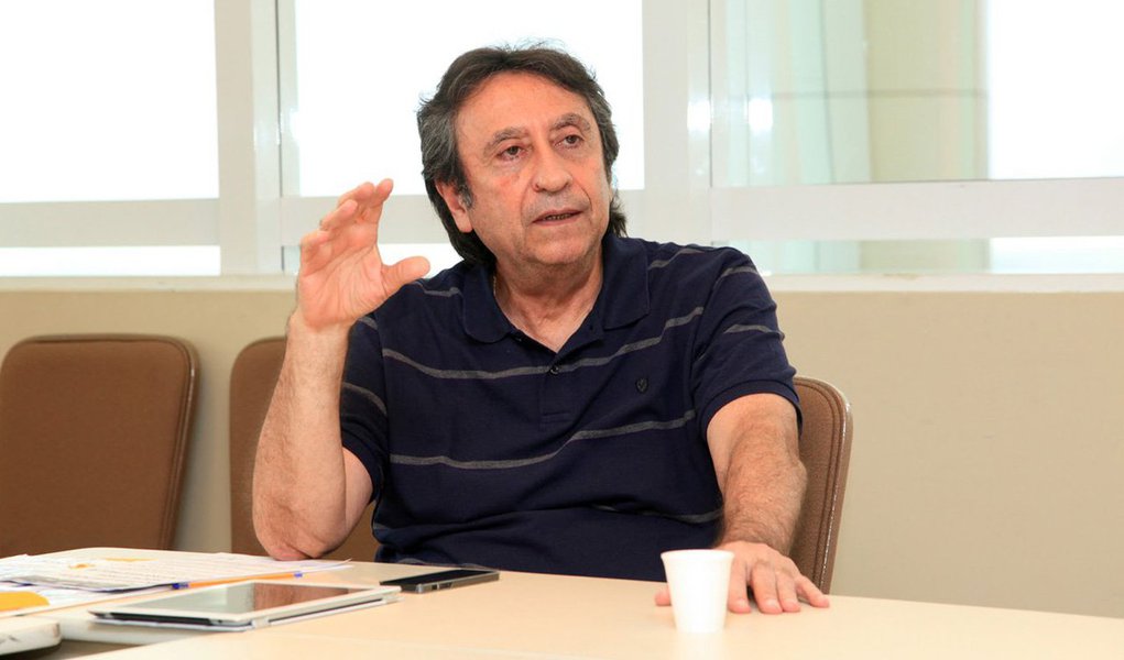 O ex-deputado e ex-secretário de Saúde Ricardo Murad afirmou que é candidato a prefeito de São Luís; ele garantiu que está decidido a disputar a sucessão do prefeito Edivaldo Holanda Júnior; "Se não me derem a direção municipal do PMDB, vou sair e procurar um outro partido para viabilizar a minha candidatura", disse (Foto: Leonardo Lucena) O ex-deputado e ex-secretário de Saúde Ricardo Murad afirmou que é candidato a prefeito de São Luís; ele garantiu que está decidido a disputar a sucessão do prefeito Edivaldo Holanda Júnior; "Se não me derem a direção municipal do PMDB, vou sair e procurar um outro partido para viabilizar a minha candidatura", disse