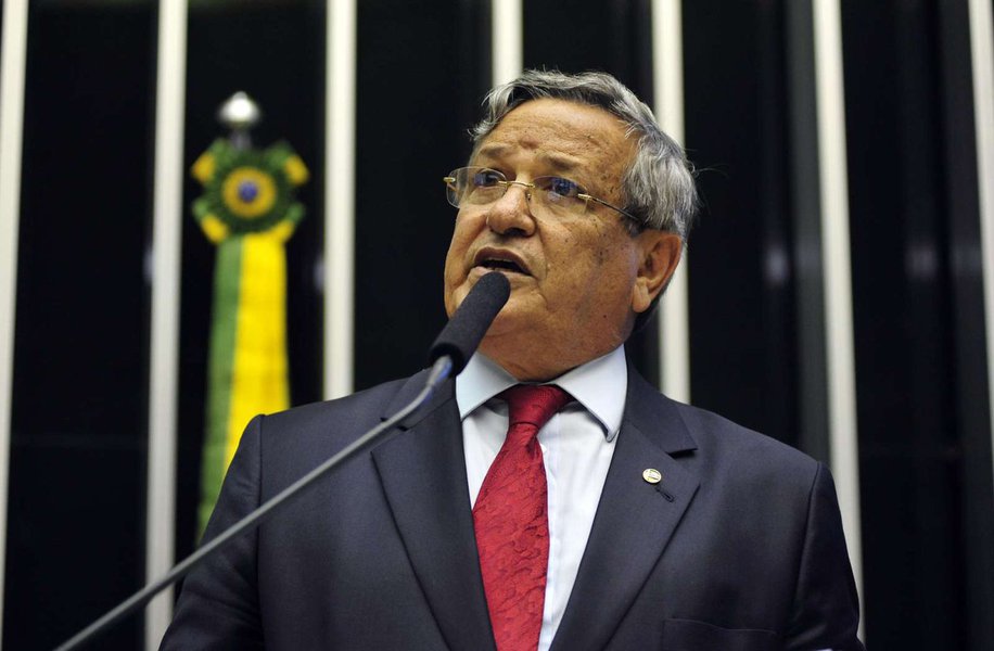 Deputado Benito Gama diz que "é preciso encontrar uma solução definitiva para acabar com o fator previdenciário"; ele votou a favor da emenda à Medida Provisória 664/14, que prevê que a mulher poderá se aposentar quando a soma de sua idade aos 30 anos de contribuição for de 85 anos (55 de idade) e, no caso do homem, a soma da idade a 35 anos de contribuição somar 95 anos (60 de idade); "É inaceitável manter o Fator Previdenciário, uma medida injusta, que extingue benefícios de trabalhadores que contribuíram com uma vida inteira e merecem uma perspectiva melhor para os seus dias" (Foto: Romulo Faro) Deputado Benito Gama diz que "é preciso encontrar uma solução definitiva para acabar com o fator previdenciário"; ele votou a favor da emenda à Medida Provisória 664/14, que prevê que a mulher poderá se aposentar quando a soma de sua idade aos 30 anos de contribuição for de 85 anos (55 de idade) e, no caso do homem, a soma da idade a 35 anos de contribuição somar 95 anos (60 de idade); "É inaceitável manter o Fator Previdenciário, uma medida injusta, que extingue benefícios de trabalhadores que contribuíram com uma vida inteira e merecem uma perspectiva melhor para os seus dias"