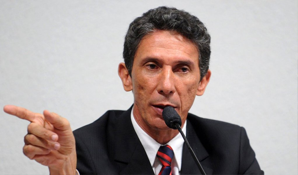 Disposto a governar a Capital pela terceira vez, o ex-prefeito Raul Filho se filia ao Partido da República (PR) nesta sexta-feira, 26; o evento vai acontecer no auditório da Assembleia Legislativa (AL), às 17 horas; ex-petista engrossa as fileiras do PR sob as bênçãos do senador Vicentinho Alves (PR); "É um momento especial em que o PR fortalece, ainda mais, seu trabalho pelo Tocantins", afirmou; devem participar também o ministro dos Transportes, Antônio Carlos Rodrigues, o senador Wellington Fagundes (PR-MT) e os deputados federais Vicentinho Júnior (PSB) e Maurício Quintella Malta (PR-AL) (Foto: Aquiles Lins) Disposto a governar a Capital pela terceira vez, o ex-prefeito Raul Filho se filia ao Partido da República (PR) nesta sexta-feira, 26; o evento vai acontecer no auditório da Assembleia Legislativa (AL), às 17 horas; ex-petista engrossa as fileiras do PR sob as bênçãos do senador Vicentinho Alves (PR); "É um momento especial em que o PR fortalece, ainda mais, seu trabalho pelo Tocantins", afirmou; devem participar também o ministro dos Transportes, Antônio Carlos Rodrigues, o senador Wellington Fagundes (PR-MT) e os deputados federais Vicentinho Júnior (PSB) e Maurício Quintella Malta (PR-AL)