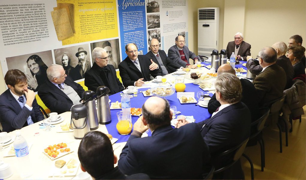 A convite da FIRS, o governador José Ivo Sartori reuniu-se com a diretoria da entidade para uma conversa sobre a situação econômica do Estado e ações de enfrentamento da crise; "A realidade nos ensina a olhar para a frente. Estamos propondo soluções novas para problemas antigos, com transparência e sem espetáculo. Se de um lado é preciso contingenciar, de outro é necessário buscar investimentos. Estamos fazendo o que precisa ser feito", disse o gestor ao destacar que, só no primeiro semestre de 2015, foram confirmados mais de R$ 13 milhões em investimentos no Estado (Foto: Leonardo Lucena) A convite da FIRS, o governador José Ivo Sartori reuniu-se com a diretoria da entidade para uma conversa sobre a situação econômica do Estado e ações de enfrentamento da crise; "A realidade nos ensina a olhar para a frente. Estamos propondo soluções novas para problemas antigos, com transparência e sem espetáculo. Se de um lado é preciso contingenciar, de outro é necessário buscar investimentos. Estamos fazendo o que precisa ser feito", disse o gestor ao destacar que, só no primeiro semestre de 2015, foram confirmados mais de R$ 13 milhões em investimentos no Estado