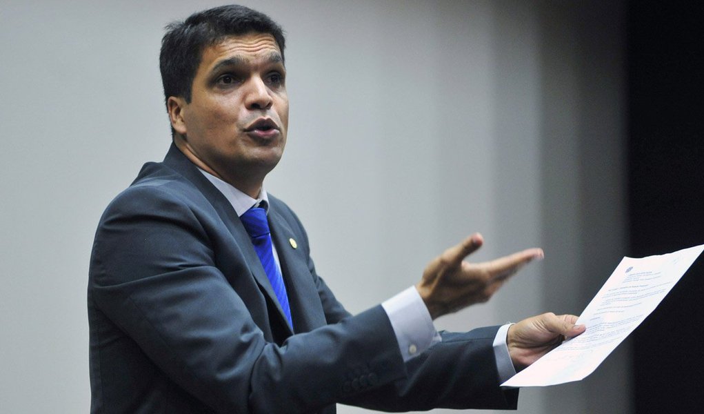 Deputado Cabo Daciolo (RJ) está suspenso do PSOL desde 26 de março e deve ser expulso no próximo fim de semana, em deliberação realizada pela executiva nacional do partido; parlamentar apresentou na Câmara um projeto que estabelece que "todo o poder emana de deus", e não "do povo", como é atualmente; atitude foi considerada incompatível com a ideologia do PSOL; o congressista, que é evangélico, já havia defendido os policiais acusados de assassinar o ajudante de pedreiro Amarildo Dias de Souza em 2013 no Rio (Foto: Leonardo Lucena) Deputado Cabo Daciolo (RJ) está suspenso do PSOL desde 26 de março e deve ser expulso no próximo fim de semana, em deliberação realizada pela executiva nacional do partido; parlamentar apresentou na Câmara um projeto que estabelece que "todo o poder emana de deus", e não "do povo", como é atualmente; atitude foi considerada incompatível com a ideologia do PSOL; o congressista, que é evangélico, já havia defendido os policiais acusados de assassinar o ajudante de pedreiro Amarildo Dias de Souza em 2013 no Rio