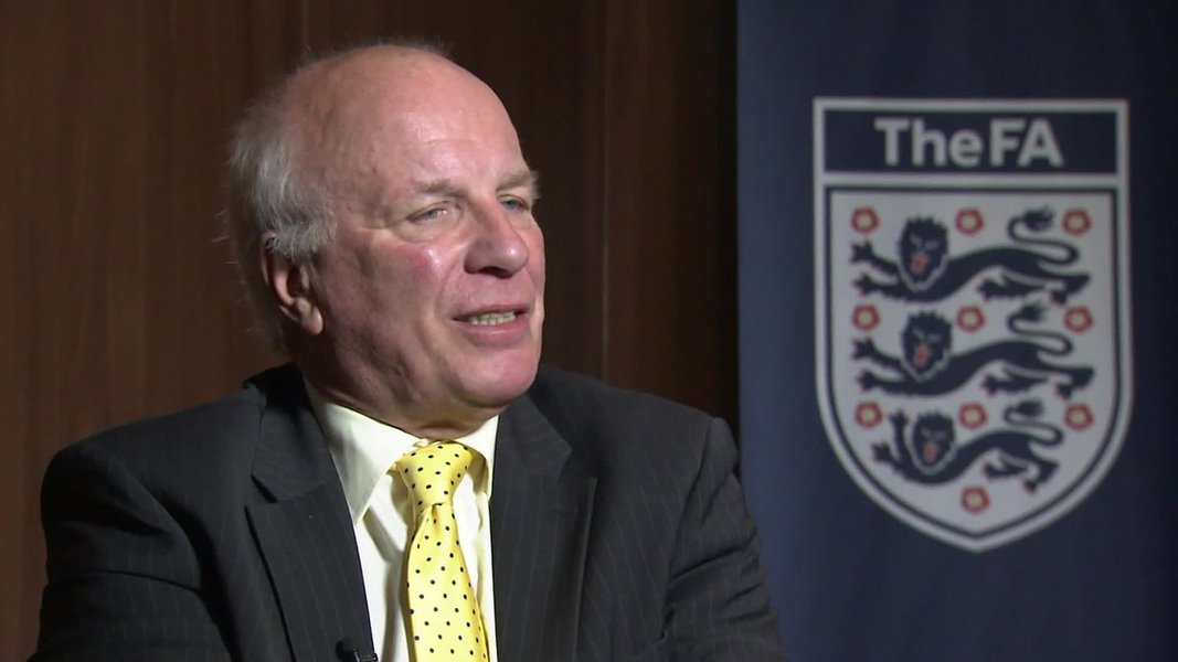 O presidente da Fifa, Joseph Blatter, não completará seu mandato como presidente da entidade após ser reeleito na sexta, pois será forçado a renunciar, disse o presidente da federação inglesa de futebol (FA), Greg Dyke, neste sábado; "Acho que é mais provável que aconteçam mais escândalos. Acho que aí então Blatter será forçado a renunciar", afirmou; ingleses movem campanha contra Blatter desde que foram derrotados de forma humilhante pela Rússia na disputa pela Copa de 2018, ficando com apenas três votos (Foto: Leonardo Attuch) O presidente da Fifa, Joseph Blatter, não completará seu mandato como presidente da entidade após ser reeleito na sexta, pois será forçado a renunciar, disse o presidente da federação inglesa de futebol (FA), Greg Dyke, neste sábado; "Acho que é mais provável que aconteçam mais escândalos. Acho que aí então Blatter será forçado a renunciar", afirmou; ingleses movem campanha contra Blatter desde que foram derrotados de forma humilhante pela Rússia na disputa pela Copa de 2018, ficando com apenas três votos