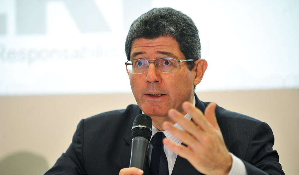 O ministro da Fazenda, Joaquim Levy, disse que os parlamentares devem ter cuidado ao votar projetos que alterem o fator previdenciário para evitar a possibilidade de que isso resulte no aumento dos impostos para compensar os gastos com aposentadorias; "Tem muita gente que diz que a retirada do fator previdenciário vai aumentar despesa, portanto aumentar impostos. As pessoas têm que ter muito cuidado ao votarem para não criar uma necessidade de mais impostos", disse (Foto: Paulo Emílio) O ministro da Fazenda, Joaquim Levy, disse que os parlamentares devem ter cuidado ao votar projetos que alterem o fator previdenciário para evitar a possibilidade de que isso resulte no aumento dos impostos para compensar os gastos com aposentadorias; "Tem muita gente que diz que a retirada do fator previdenciário vai aumentar despesa, portanto aumentar impostos. As pessoas têm que ter muito cuidado ao votarem para não criar uma necessidade de mais impostos", disse