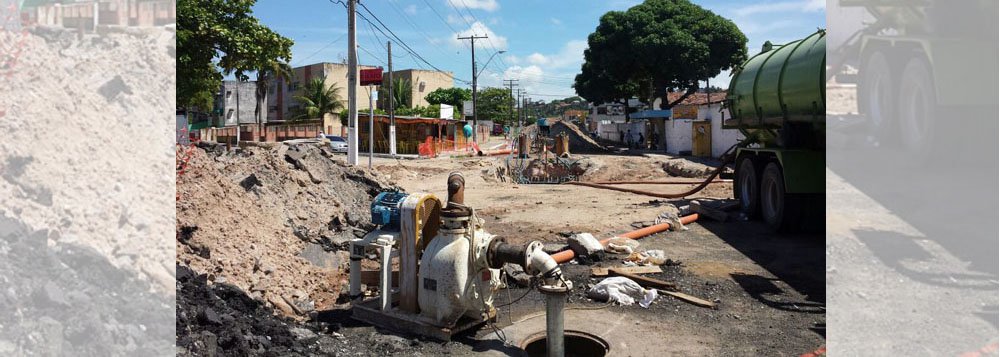 Fiscais do Ministério do Trabalho embargaram as obras de esgotamento feitas pela Companhia de Água e Saneamento de Alagoas (Casal), em Maceió; obra é para a recuperação de um poço de visita da rede coletora de esgoto localizada na avenida Capitão Marinho Falcão, no conjunto Santo Eduardo; escavação foi paralisada devido aos riscos que poderia apresentar, como o de explosão devido a dutos de gás (Foto: Voney Malta) Fiscais do Ministério do Trabalho embargaram as obras de esgotamento feitas pela Companhia de Água e Saneamento de Alagoas (Casal), em Maceió; obra é para a recuperação de um poço de visita da rede coletora de esgoto localizada na avenida Capitão Marinho Falcão, no conjunto Santo Eduardo; escavação foi paralisada devido aos riscos que poderia apresentar, como o de explosão devido a dutos de gás