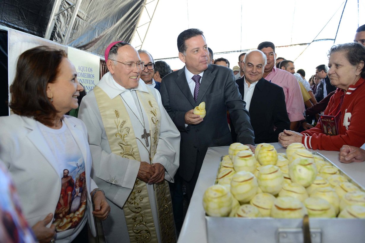 Marconi Perillo e o prefeito Jânio Darrot abriram, na manhã desta sexta-feira, o Centro de Apoio ao Romeiro (CAR), que há 16 anos auxilia os romeiros que se dirigem a Trindade no período da festa do Divino Pai Eterno; Centro funcionará 24 horas com 18 cozinheiras, 28 atendentes de balcão, 18 funcionários da Organização, 100 voluntários e mais 640 bolsistas do Programa Bolsa Universitária; "Parabenizo todos que trabalham nesse projeto durante esses 15 dias da Festa do Divino Pai Eterno. Nosso governo sempre esteve presente com apoio às iniciativas da Igreja Católica e de Trindade", disse o governador (Foto: José Barbacena) Marconi Perillo e o prefeito Jânio Darrot abriram, na manhã desta sexta-feira, o Centro de Apoio ao Romeiro (CAR), que há 16 anos auxilia os romeiros que se dirigem a Trindade no período da festa do Divino Pai Eterno; Centro funcionará 24 horas com 18 cozinheiras, 28 atendentes de balcão, 18 funcionários da Organização, 100 voluntários e mais 640 bolsistas do Programa Bolsa Universitária; "Parabenizo todos que trabalham nesse projeto durante esses 15 dias da Festa do Divino Pai Eterno. Nosso governo sempre esteve presente com apoio às iniciativas da Igreja Católica e de Trindade", disse o governador